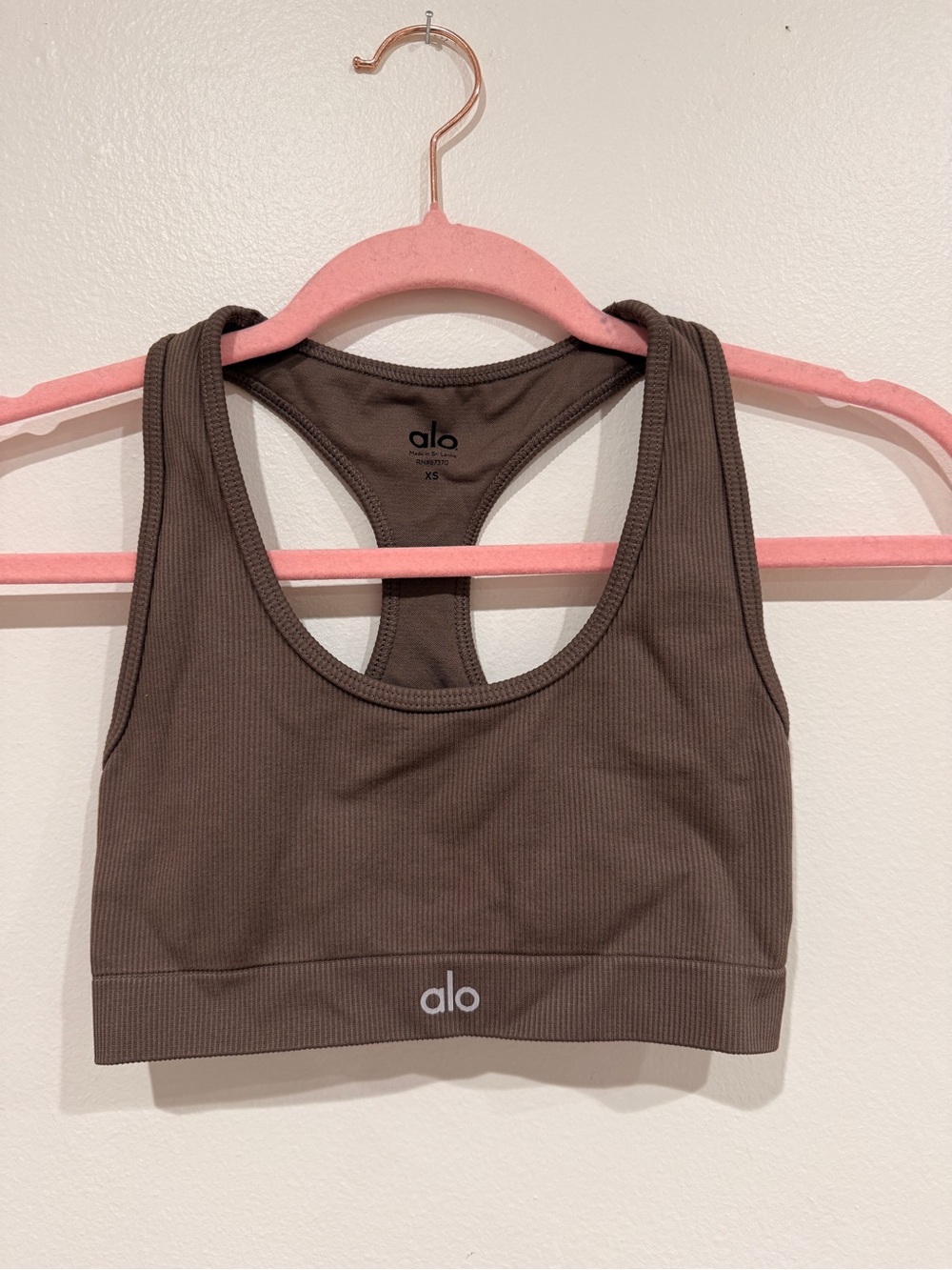 Alo Seamless Ribbed Racerback Sports Bra - HOT COCOA XS - Picture 3 of 5